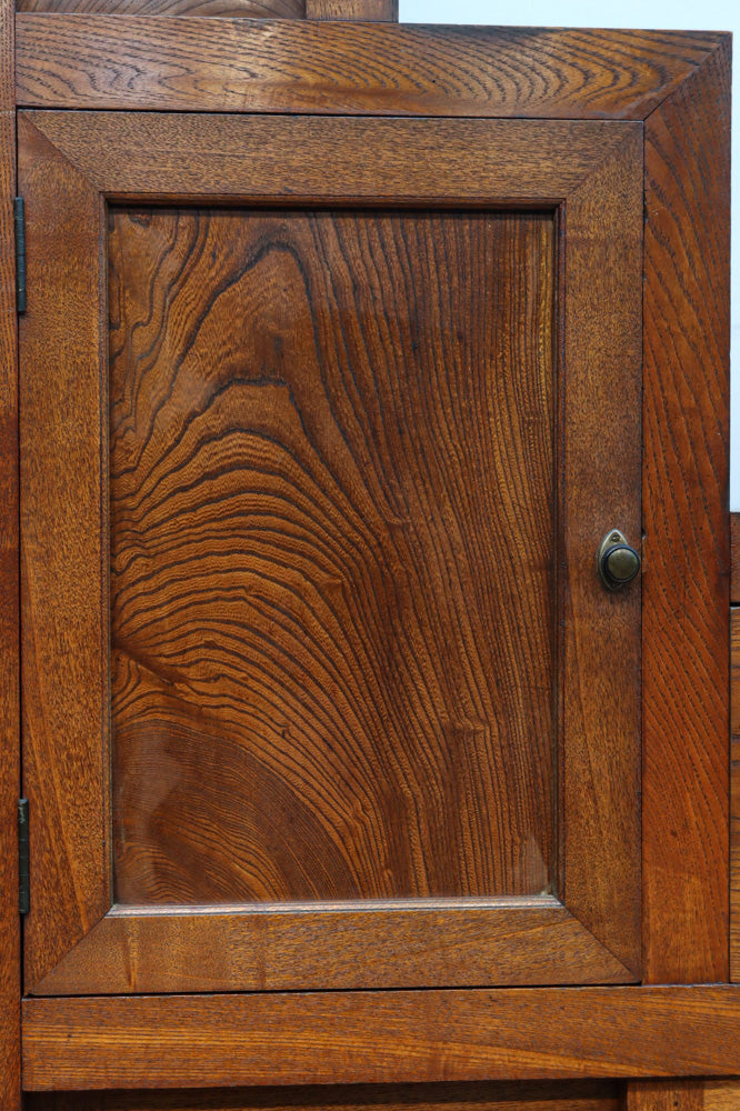 極上の杢目に艶やかな光沢が放つ上品な佇まいの階段箪笥　BB3300