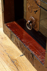 稀少サイズ!! 鶴亀の豪華装飾金具で華やかな面持ちをした庄内箪笥　BB3313