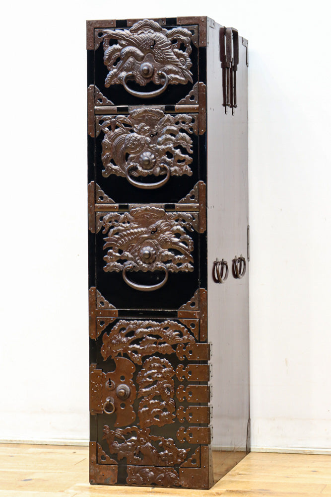 稀少サイズ!! 鶴亀の豪華装飾金具で華やかな面持ちをした庄内箪笥　BB3313