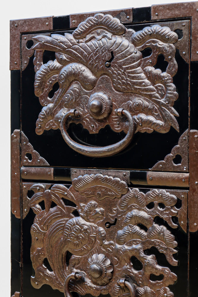 稀少サイズ!! 鶴亀の豪華装飾金具で華やかな面持ちをした庄内箪笥　BB3313