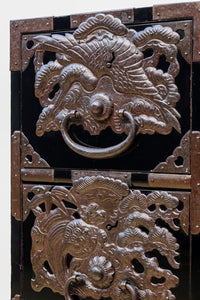 稀少サイズ!! 鶴亀の豪華装飾金具で華やかな面持ちをした庄内箪笥　BB3313