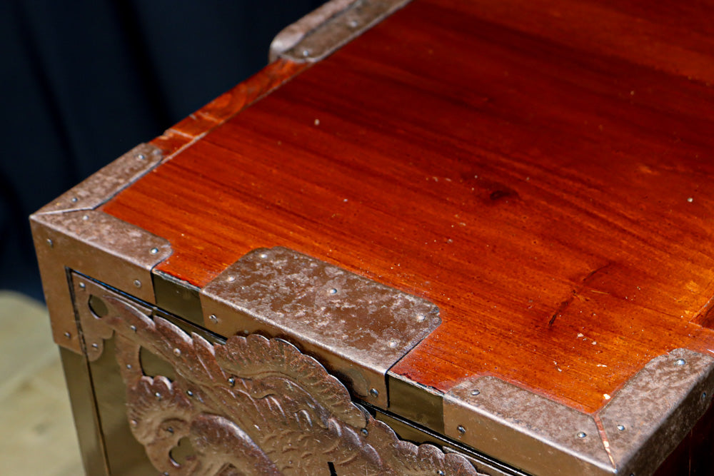 稀少サイズ!! 鶴亀の豪華装飾金具で華やかな面持ちをした庄内箪笥　BB3313