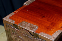 稀少サイズ!! 鶴亀の豪華装飾金具で華やかな面持ちをした庄内箪笥　BB3313