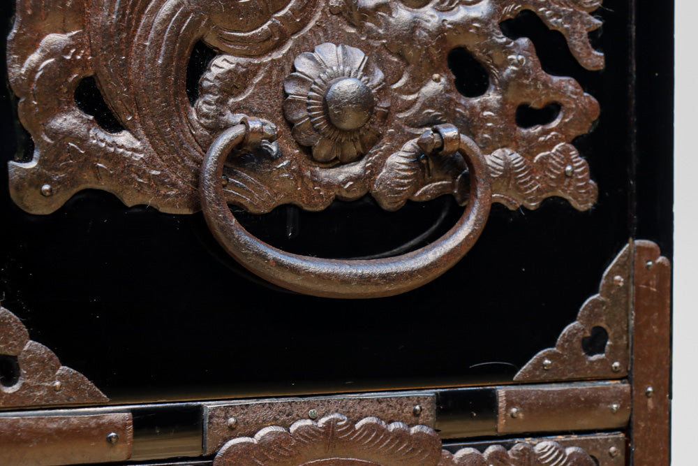 稀少サイズ!! 鶴亀の豪華装飾金具で華やかな面持ちをした庄内箪笥　BB3313