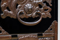 稀少サイズ!! 鶴亀の豪華装飾金具で華やかな面持ちをした庄内箪笥　BB3313