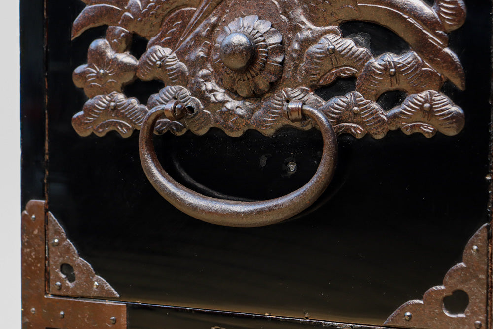 稀少サイズ!! 鶴亀の豪華装飾金具で華やかな面持ちをした庄内箪笥　BB3313