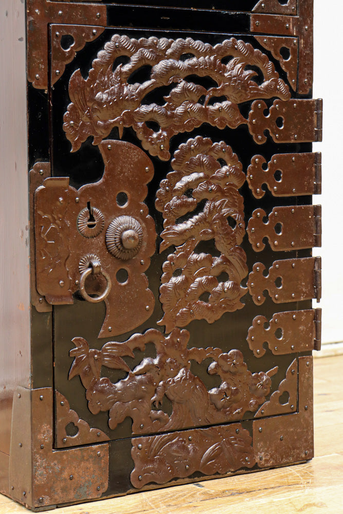 稀少サイズ!! 鶴亀の豪華装飾金具で華やかな面持ちをした庄内箪笥　BB3313