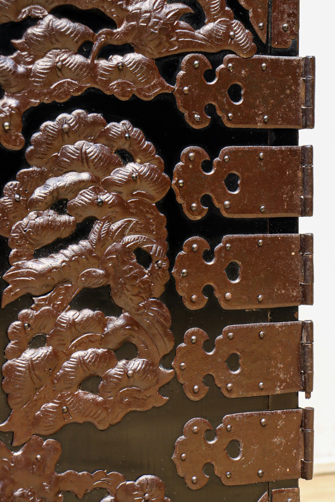 稀少サイズ!! 鶴亀の豪華装飾金具で華やかな面持ちをした庄内箪笥　BB3313