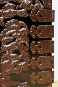 稀少サイズ!! 鶴亀の豪華装飾金具で華やかな面持ちをした庄内箪笥　BB3313