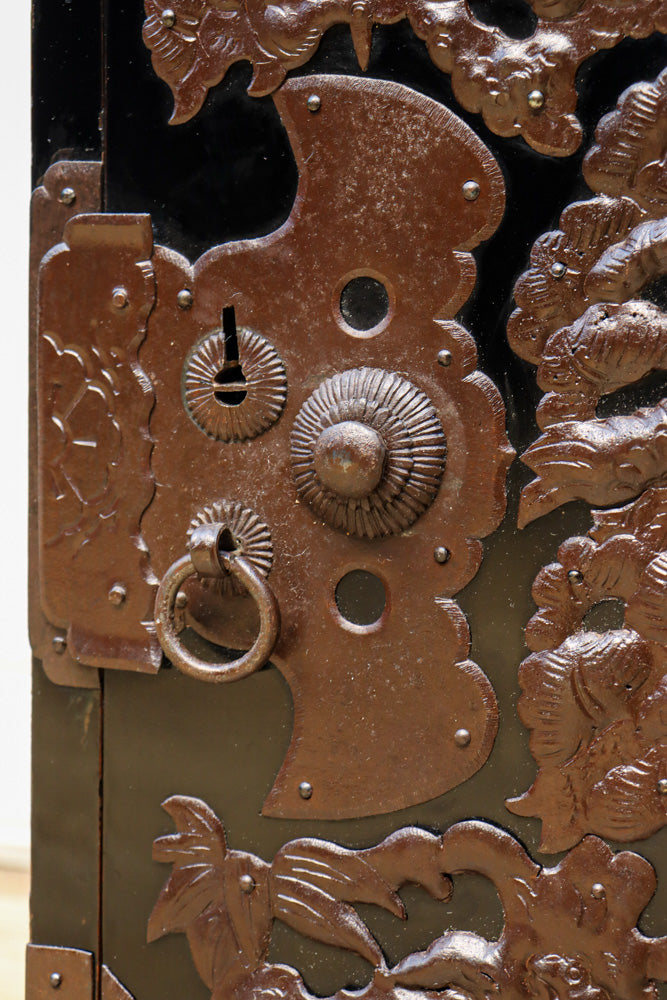 稀少サイズ!! 鶴亀の豪華装飾金具で華やかな面持ちをした庄内箪笥　BB3313