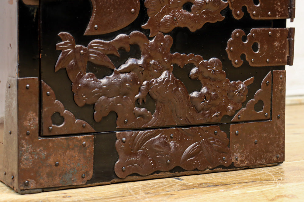 稀少サイズ!! 鶴亀の豪華装飾金具で華やかな面持ちをした庄内箪笥　BB3313