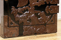 稀少サイズ!! 鶴亀の豪華装飾金具で華やかな面持ちをした庄内箪笥　BB3313