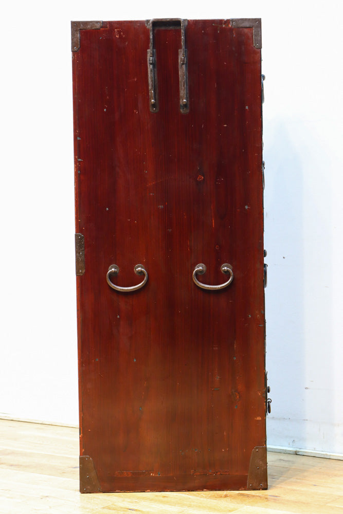 稀少サイズ!! 鶴亀の豪華装飾金具で華やかな面持ちをした庄内箪笥　BB3313