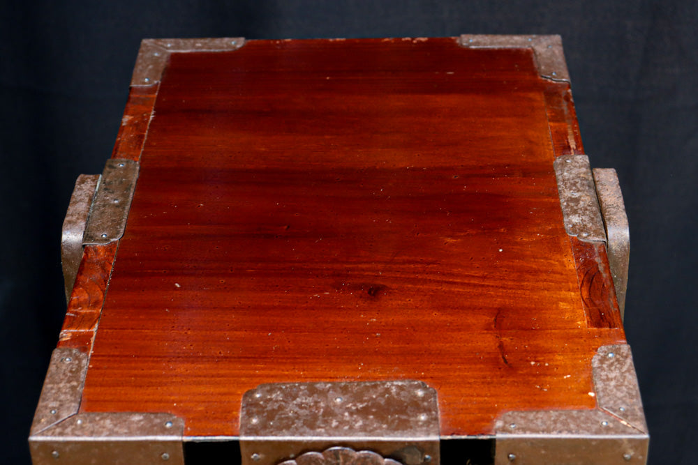 稀少サイズ!! 鶴亀の豪華装飾金具で華やかな面持ちをした庄内箪笥　BB3313