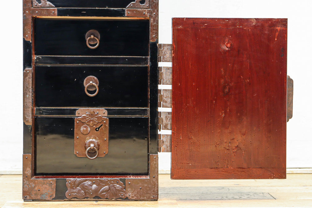 稀少サイズ!! 鶴亀の豪華装飾金具で華やかな面持ちをした庄内箪笥　BB3313