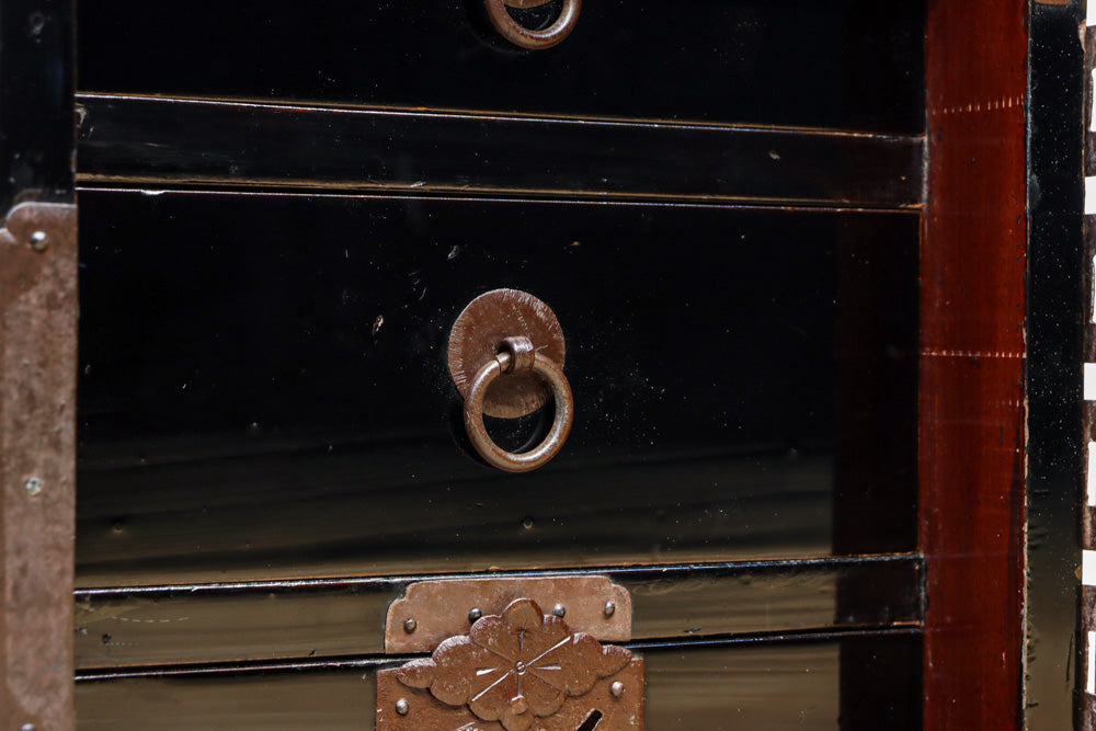 稀少サイズ!! 鶴亀の豪華装飾金具で華やかな面持ちをした庄内箪笥　BB3313