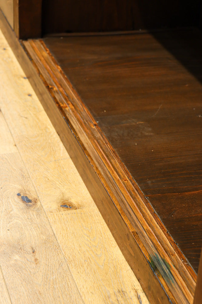 気品ある色艶に伝統の風格漂う両面手摺付き階段箪笥　BB3317