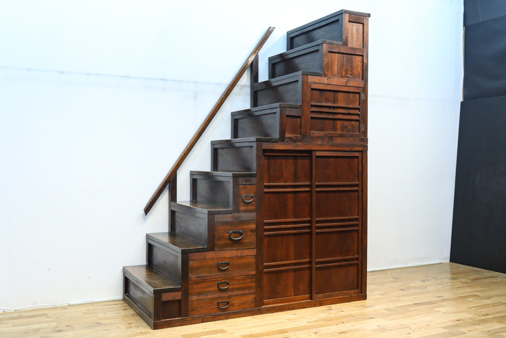 気品ある色艶に伝統の風格漂う両面手摺付き階段箪笥　BB3317