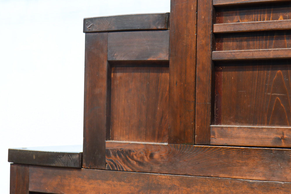 気品ある色艶に伝統の風格漂う両面手摺付き階段箪笥　BB3317