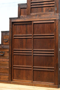 気品ある色艶に伝統の風格漂う両面手摺付き階段箪笥　BB3317