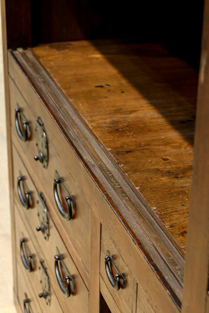 気品ある色艶に伝統の風格漂う両面手摺付き階段箪笥　BB3317