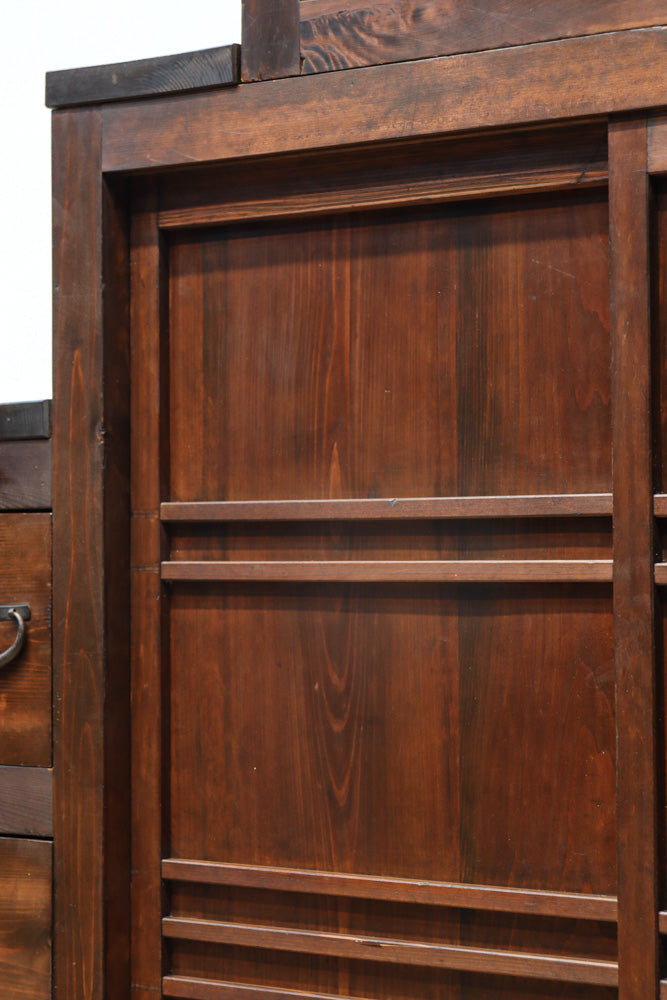 気品ある色艶に伝統の風格漂う両面手摺付き階段箪笥　BB3317