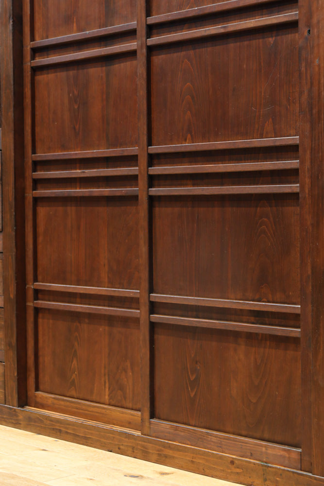 気品ある色艶に伝統の風格漂う両面手摺付き階段箪笥　BB3317