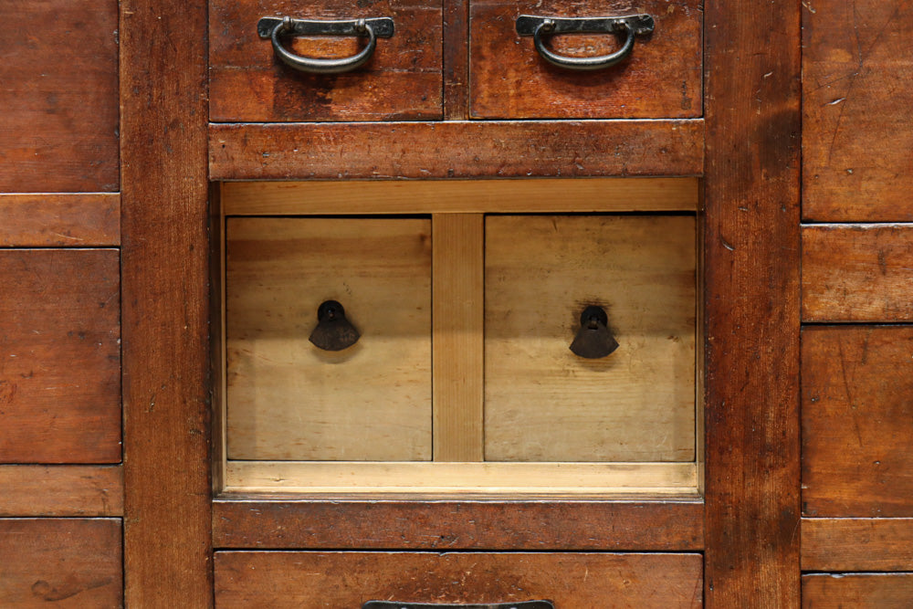 気品ある色艶に伝統の風格漂う両面手摺付き階段箪笥　BB3317