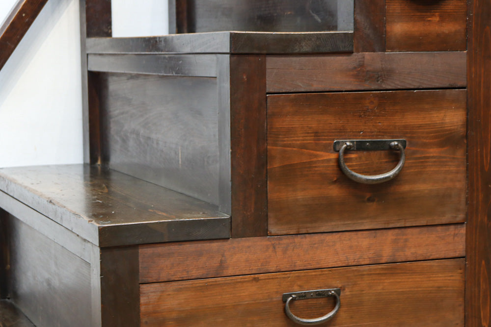 気品ある色艶に伝統の風格漂う両面手摺付き階段箪笥　BB3317