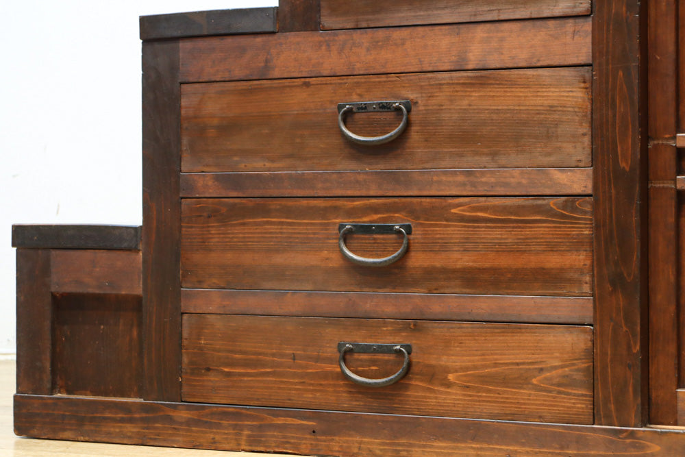 気品ある色艶に伝統の風格漂う両面手摺付き階段箪笥　BB3317