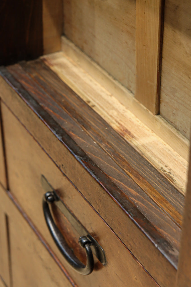 気品ある色艶に伝統の風格漂う両面手摺付き階段箪笥　BB3317