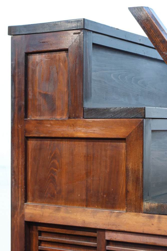 気品ある色艶に伝統の風格漂う両面手摺付き階段箪笥　BB3317