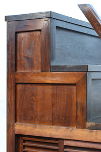 気品ある色艶に伝統の風格漂う両面手摺付き階段箪笥　BB3317