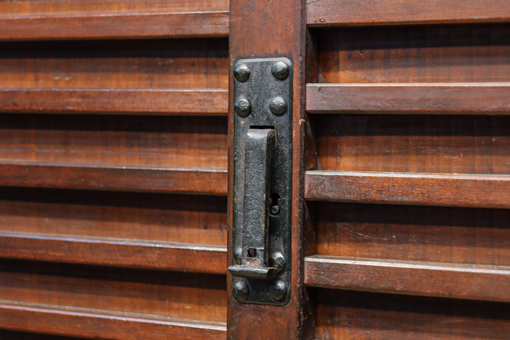 気品ある色艶に伝統の風格漂う両面手摺付き階段箪笥　BB3317