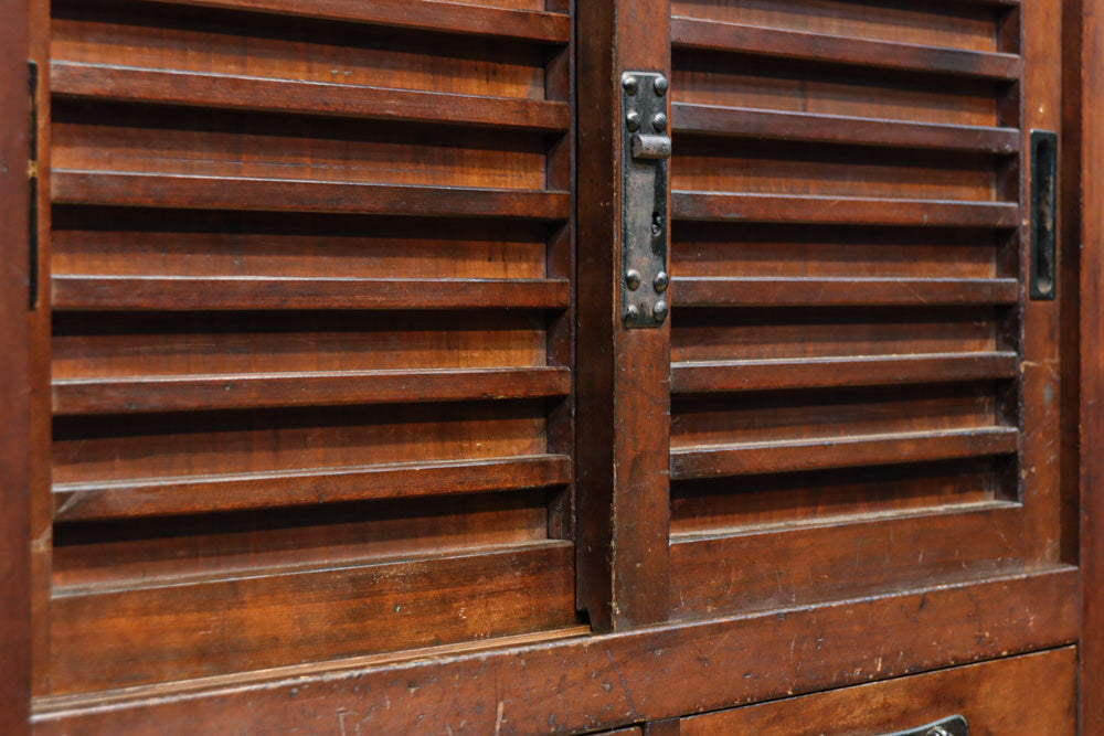 気品ある色艶に伝統の風格漂う両面手摺付き階段箪笥　BB3317