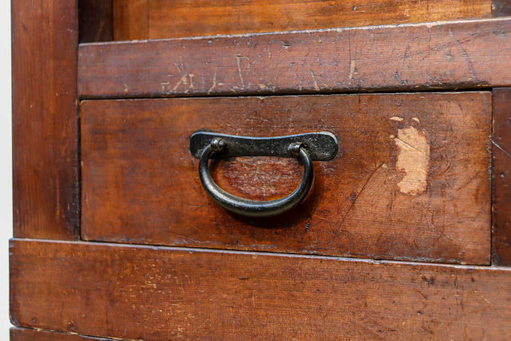 気品ある色艶に伝統の風格漂う両面手摺付き階段箪笥　BB3317