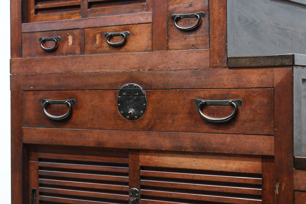 気品ある色艶に伝統の風格漂う両面手摺付き階段箪笥　BB3317