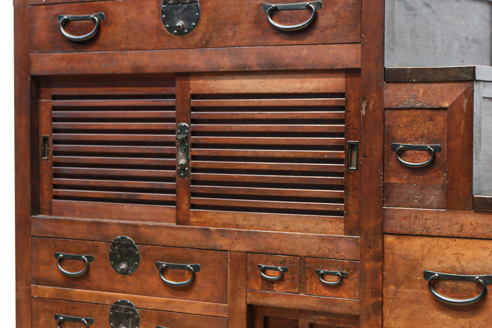 気品ある色艶に伝統の風格漂う両面手摺付き階段箪笥　BB3317