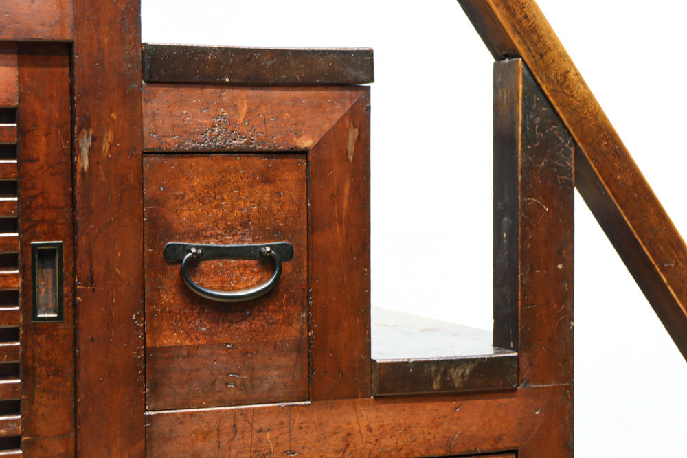 気品ある色艶に伝統の風格漂う両面手摺付き階段箪笥　BB3317