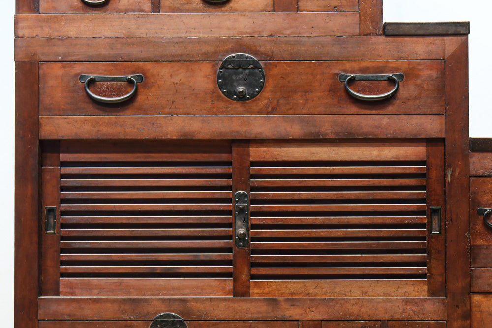 気品ある色艶に伝統の風格漂う両面手摺付き階段箪笥　BB3317