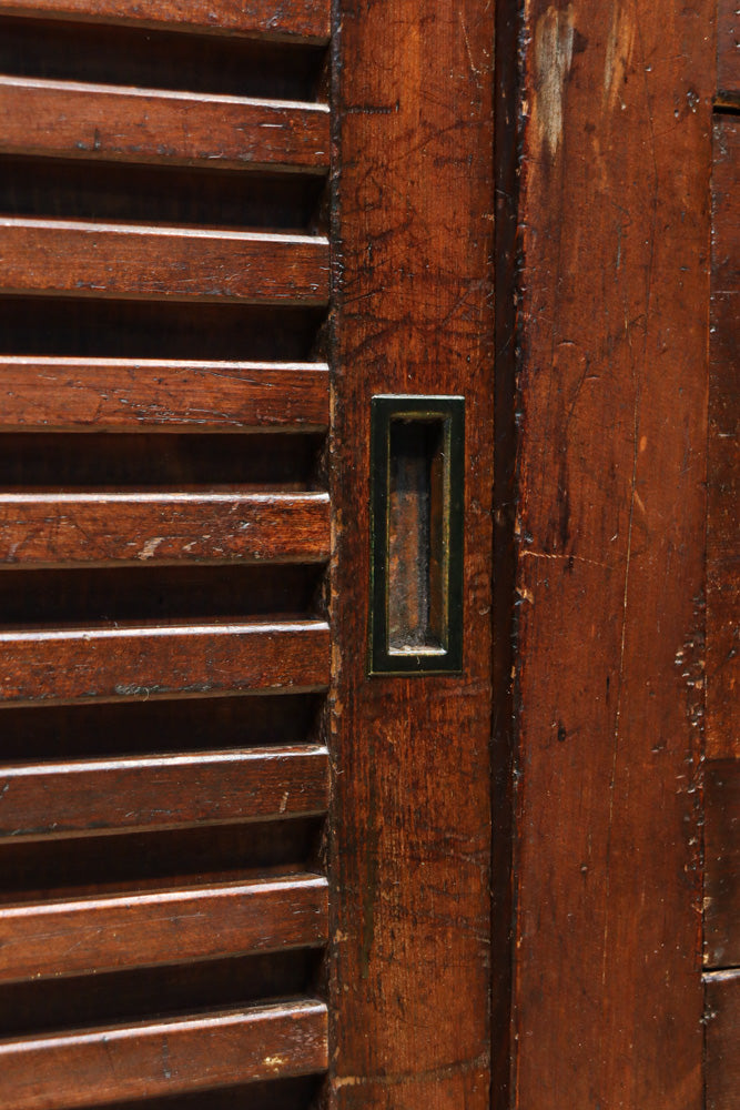 気品ある色艶に伝統の風格漂う両面手摺付き階段箪笥　BB3317