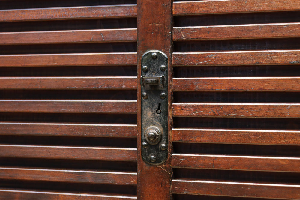 気品ある色艶に伝統の風格漂う両面手摺付き階段箪笥　BB3317