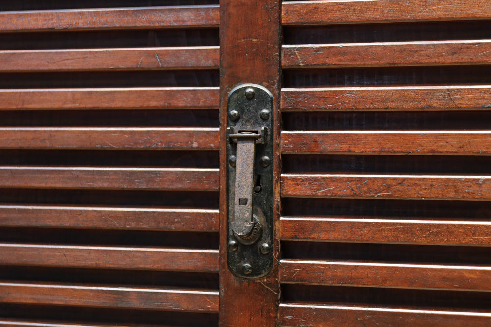 気品ある色艶に伝統の風格漂う両面手摺付き階段箪笥　BB3317