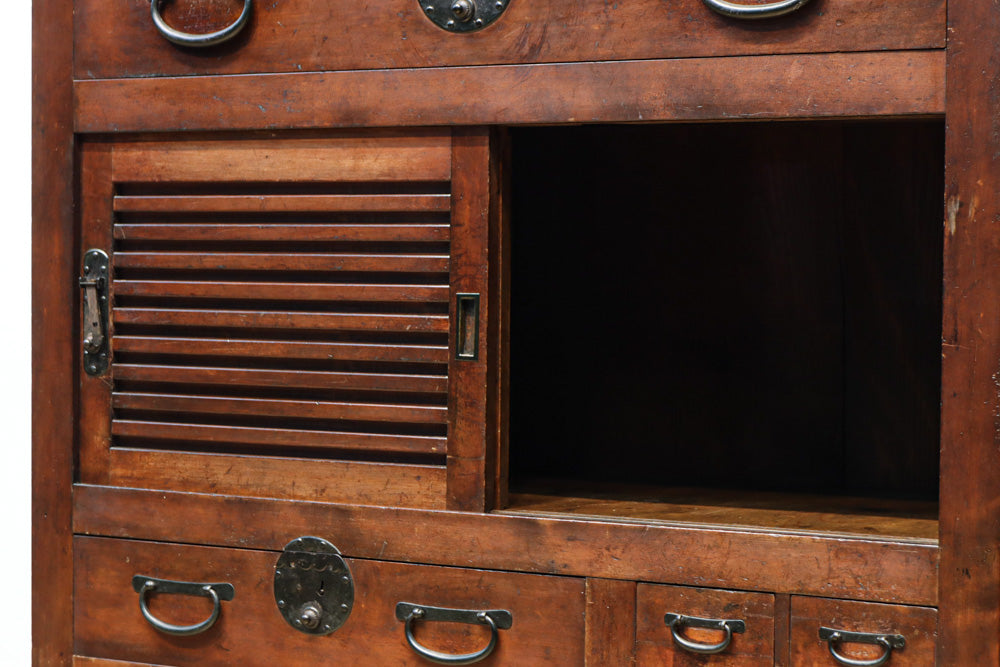 気品ある色艶に伝統の風格漂う両面手摺付き階段箪笥　BB3317