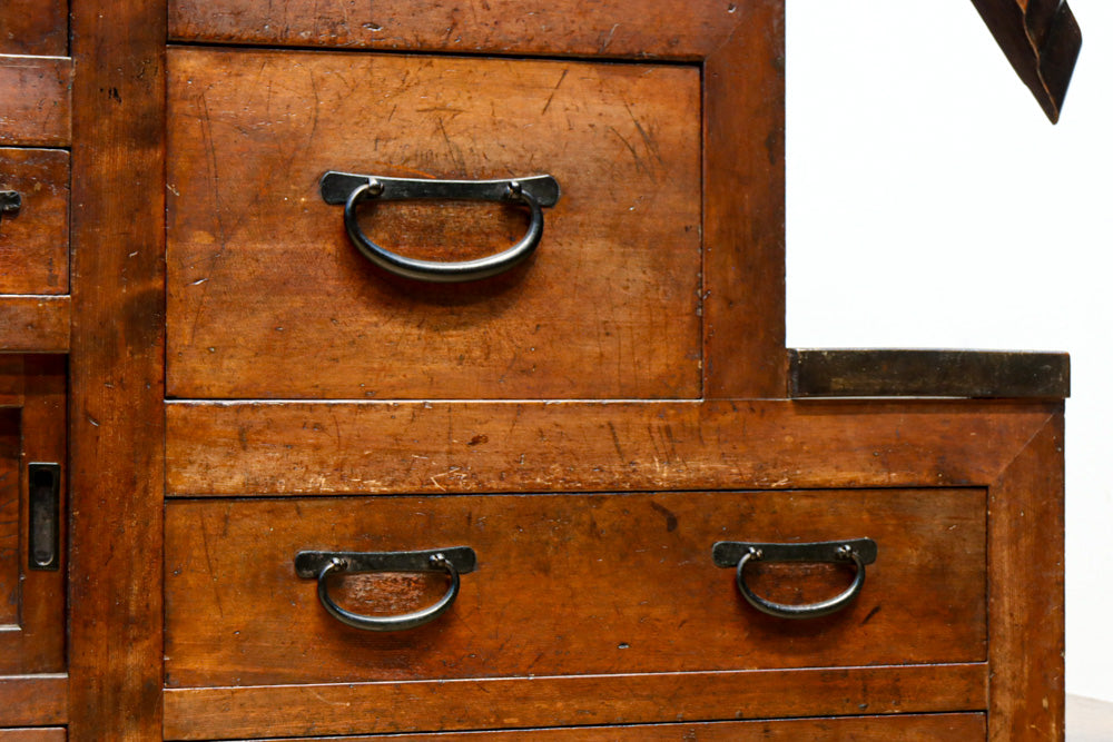 気品ある色艶に伝統の風格漂う両面手摺付き階段箪笥　BB3317