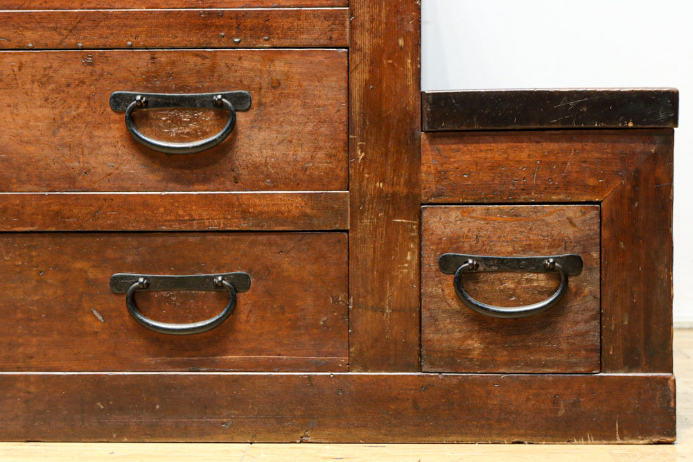 気品ある色艶に伝統の風格漂う両面手摺付き階段箪笥　BB3317