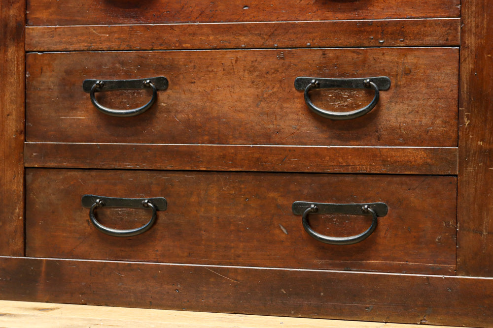 気品ある色艶に伝統の風格漂う両面手摺付き階段箪笥　BB3317