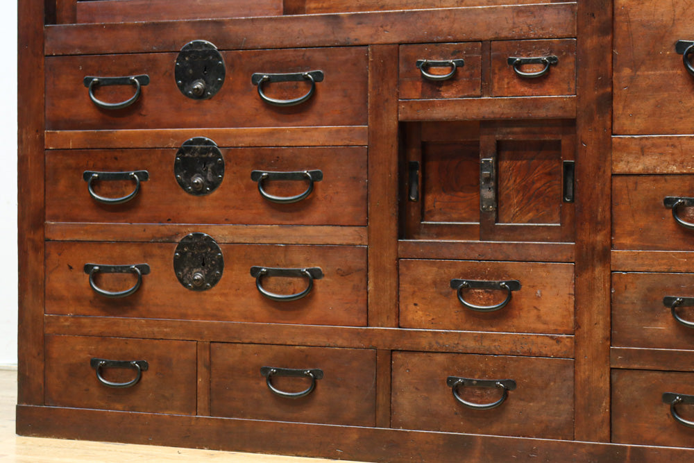 気品ある色艶に伝統の風格漂う両面手摺付き階段箪笥　BB3317