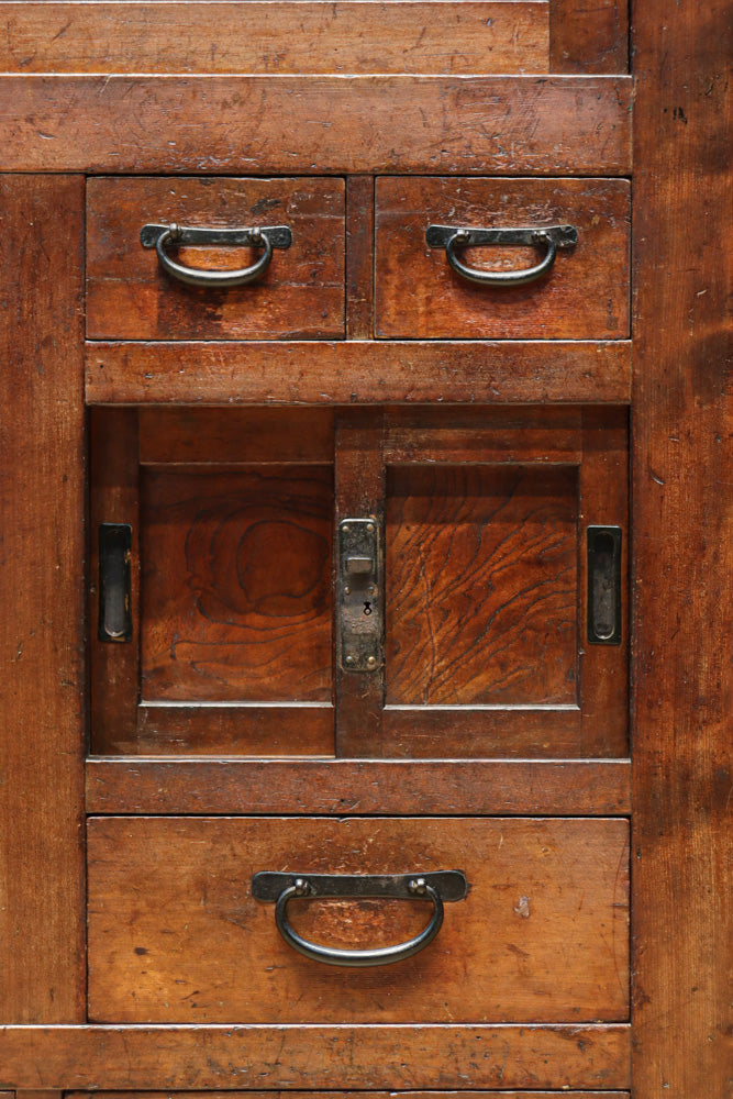 気品ある色艶に伝統の風格漂う両面手摺付き階段箪笥　BB3317