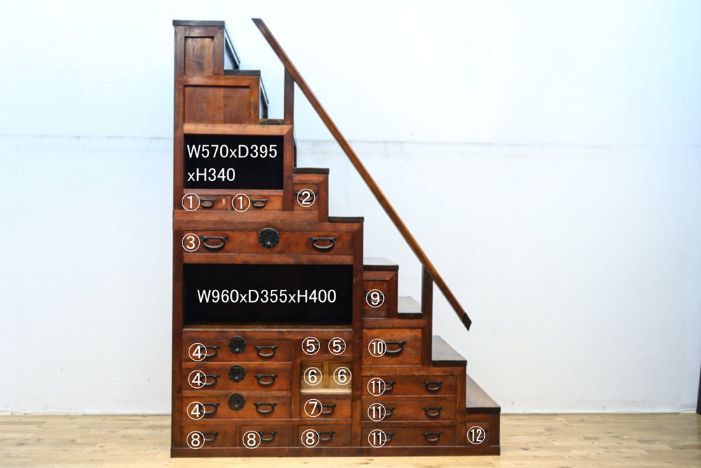 気品ある色艶に伝統の風格漂う両面手摺付き階段箪笥　BB3317